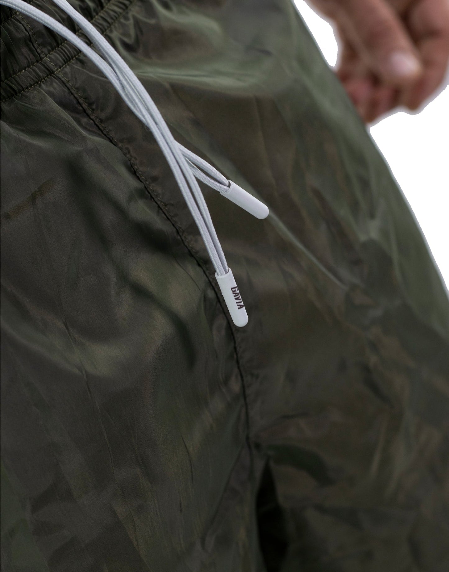 PANTALON RUNNING CON BOLSILLO VERDE MILITAR