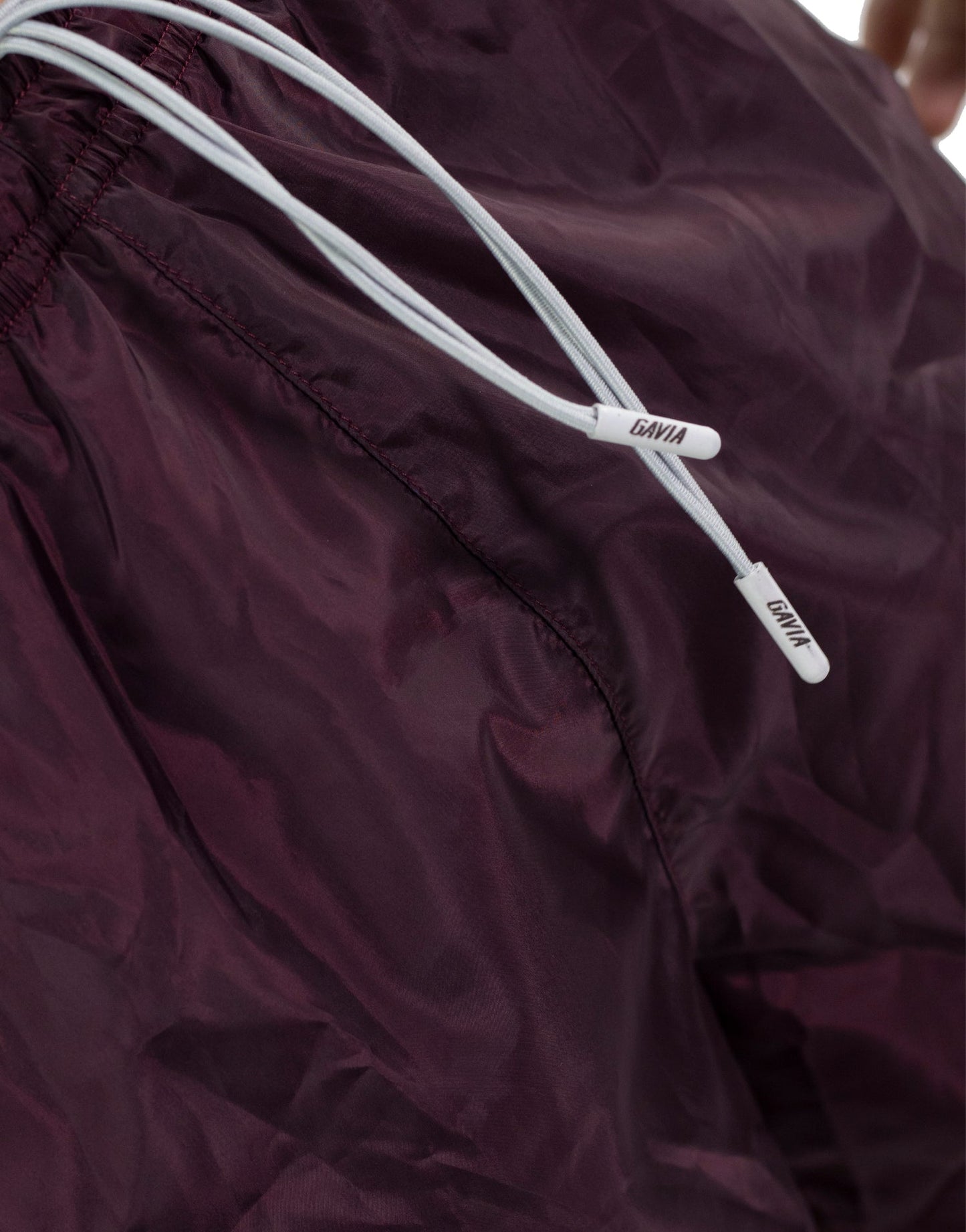 PANTALON RUNNING CON BOLSILLO VINO